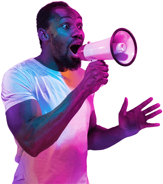 Mann mit Megafon unter bunter Beleuchtung