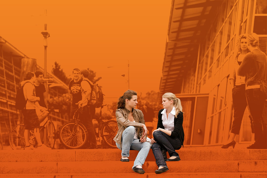 Zwei Frauen die drausen auf einer Treppe sitzen