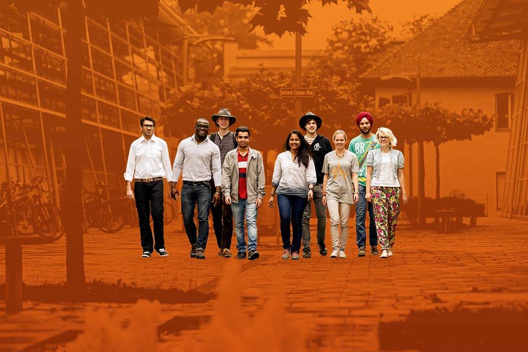 Eine Gruppe von Neun Studierenden